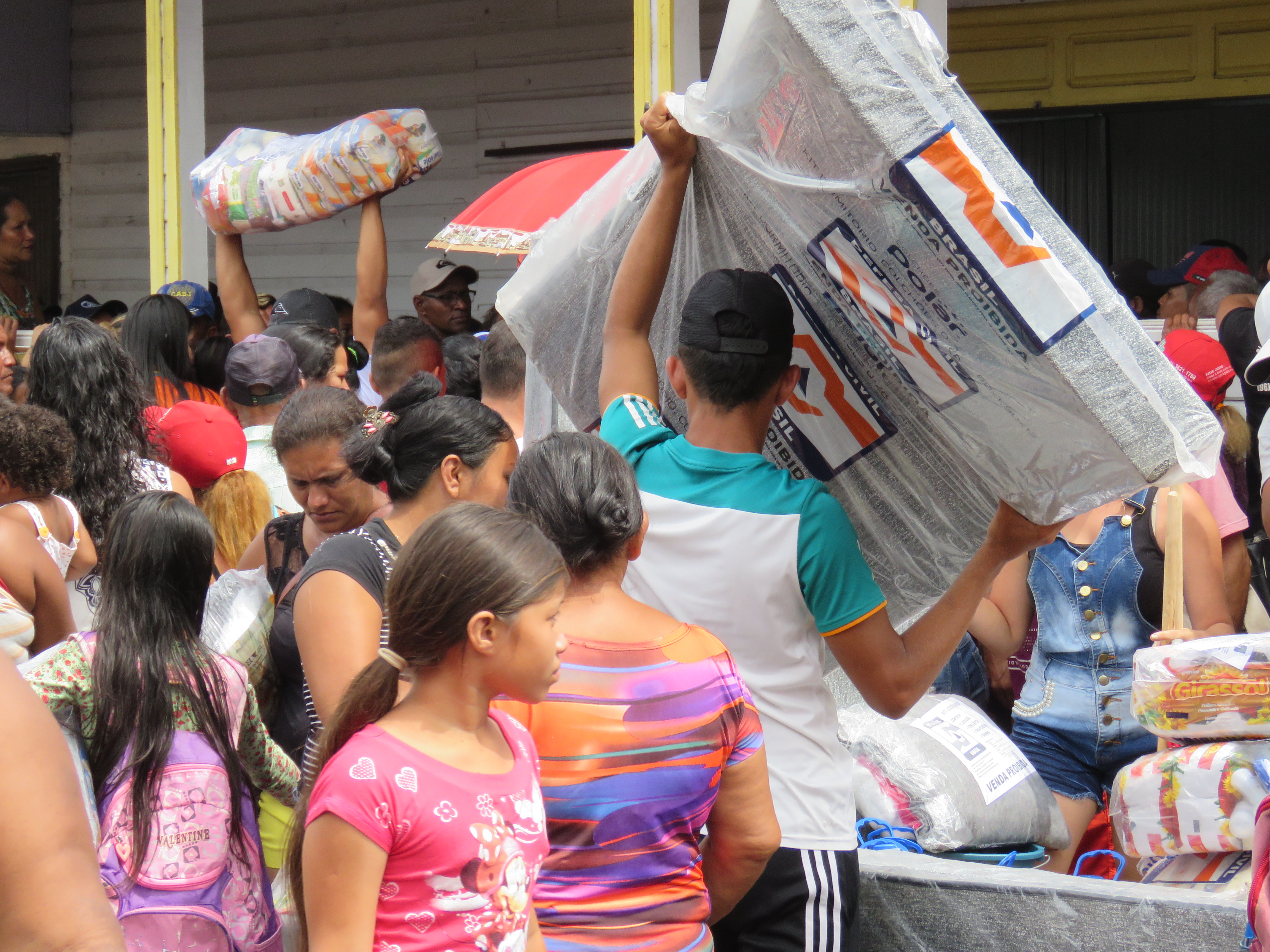 Famílias atingidas pelas enchentes começaram a receber os kits da ajuda humanitária
